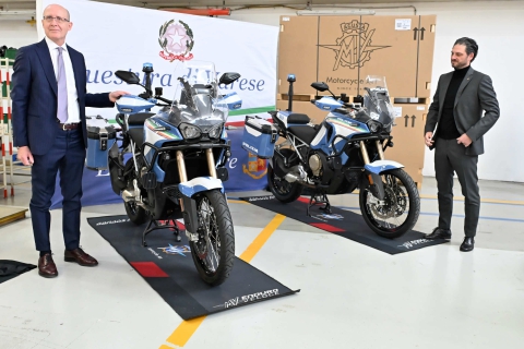 Poliziotti in moto nei boschi della droga del Tradatese