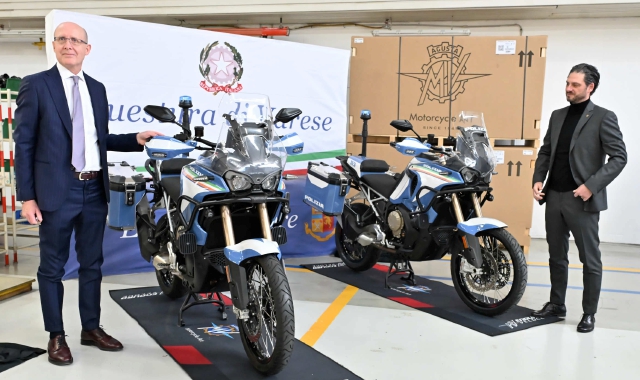 Nella foto  Puricelli la consegna alla Polizia delle nuove moto  MvAgusta con il questore Carlo Mazza e l’Ad Luca Martin. Al centro l’operazione dei Carabinieri nei boschi del Tradatese