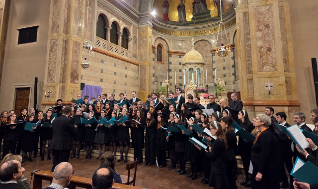 Casciago, il coro dei cento per la solidarietà
