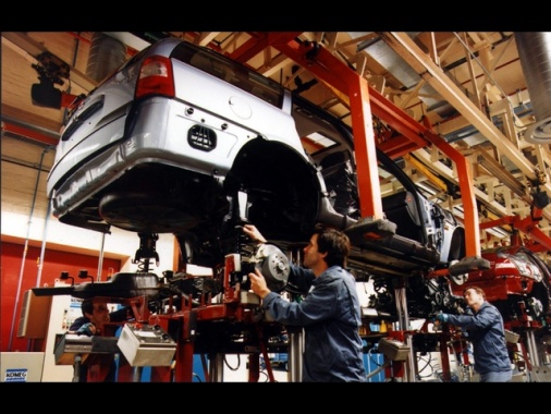 Domani il pacchetto Ue sull'auto, ammorbidito lo stop ai motori termici dal 2035