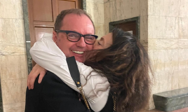 Orietta Liccati abbraccia in lacrime l’avvocato Carlo Alberto Cova dopo la sentenza di assoluzione
