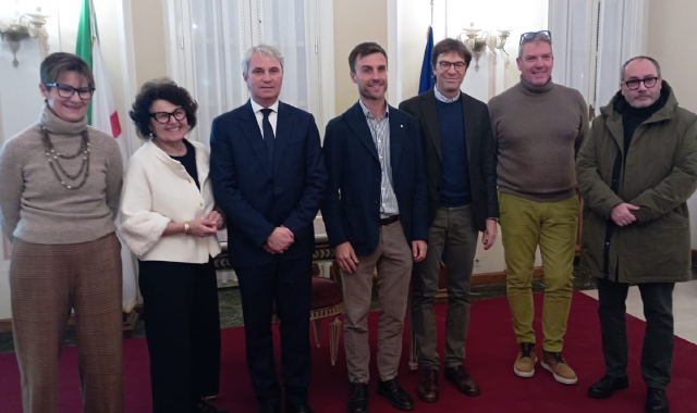 Da sinistra, gli assessori Nicoletta San Martino e Rossella Dimaggio, il sindaco Davide Galimberti, Andrea Civati, il docente del Politecnico Andrea Arcidiacono, il dirigente Luca Gardelli ed Enzo Laforgia
