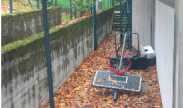 I canestri lungo le vie di fuga del palazzetto