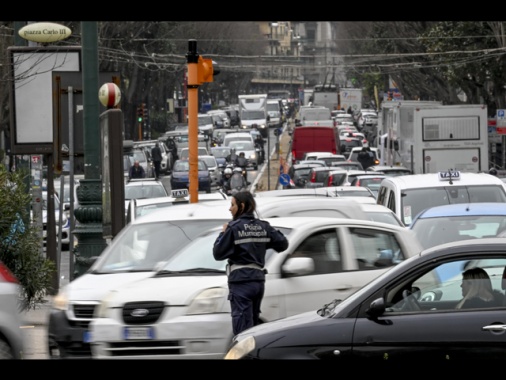 L'Ue rivede lo stop ai motori termici dal 2035, sì a ibride e biofuel
