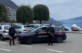 Aggredisce i familiari e anche i carabinieri