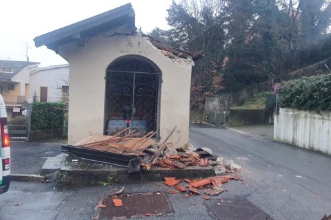 Autocarro contro la cappelletta: il danno e la fuga