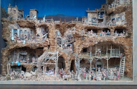 Presepi d'autore nella vetrina della tabaccheria