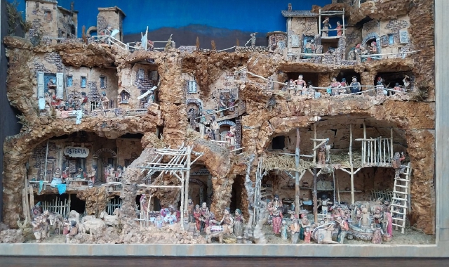 Presepi d'autore nella vetrina della tabaccheria