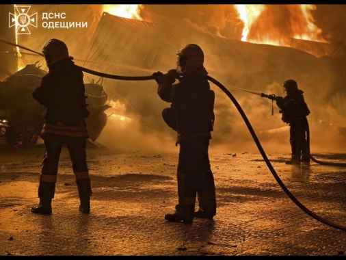 Droni russi su Odessa, incendio e interruzioni di corrente