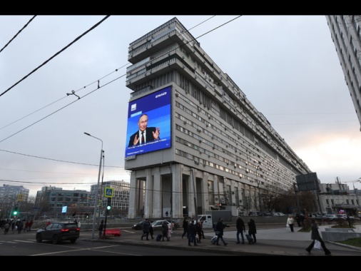 Putin, 'se Kiev fa le elezioni potremmo fermare i raid durante il voto'