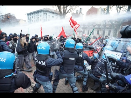 Scontri tra manifestanti e polizia a Torino