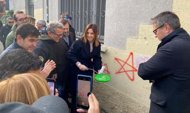 Busto, cancellata la scritta contro Meloni