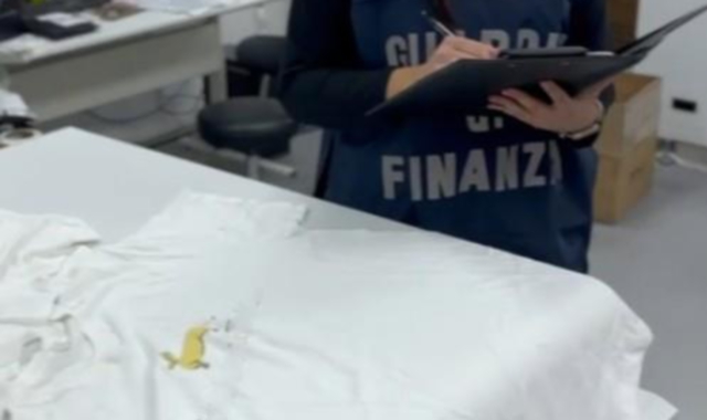 Scoperti 82mila capi d’abbigliamento tarocchi: denunciato titolare di una stamperia