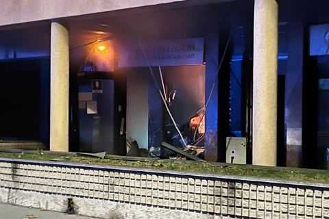 Fanno saltare il bancomat, colpo da 30mila euro