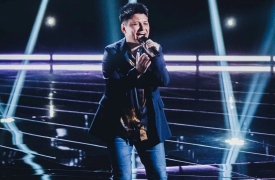 Gli auguri di Francesca Visentin dal balcone di via Garibaldi