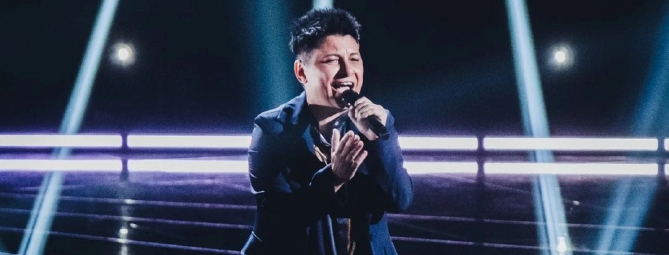 Gli auguri di Francesca Visentin dal balcone di via Garibaldi