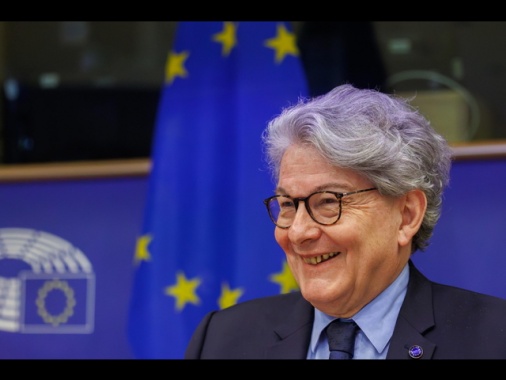 La politica francese fa quadrato intorno a Breton, 'l'Ue non è una colonia di Trump'