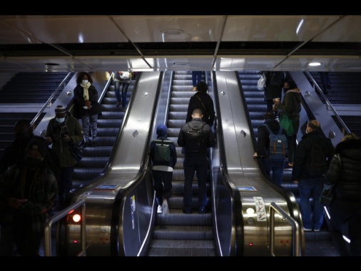 Preso l'aggressore della metro di Parigi, 'escluso il terrorismo'