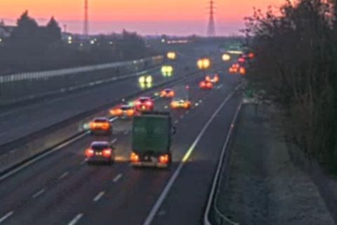 Si ribaltano in autostrada: illesi