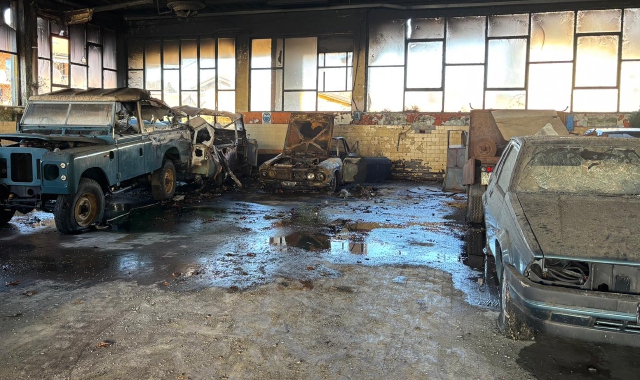 Notte di fuoco e di mistero: quattro auto bruciate