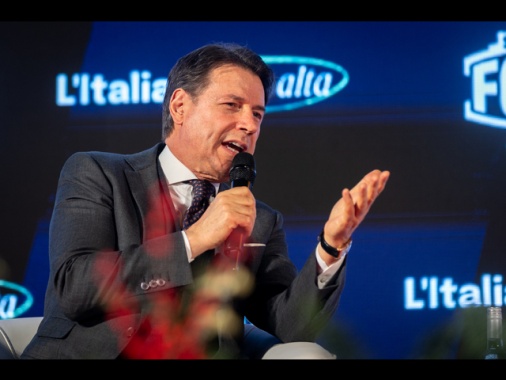 Referendum: Conte, no ai tentativi di accelerare i tempi, firma contro la casta