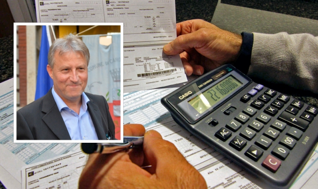 La compilazione dei bollettini e nel riquadro il sindaco Marco Giudici 