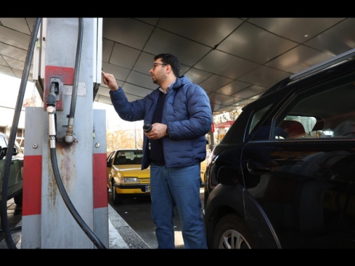 Benzina, self a 1,684 euro, ai minimi dal 2021