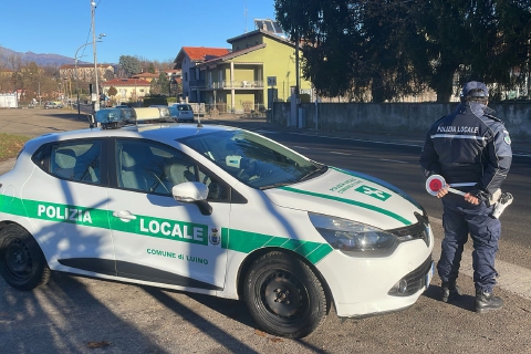 Danneggia un’auto e scappa. Ma la polizia locale lo rintraccia