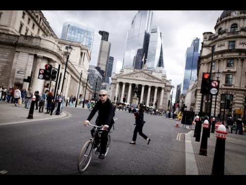 Borsa: Londra chiude fiacca ma saluta il 2025 con un balzo del 21,5%