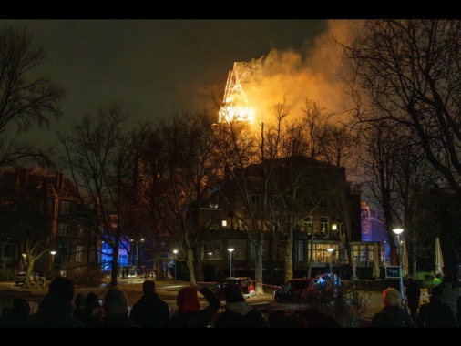 Brucia chiesa in centro Amsterdam, crolla il campanile