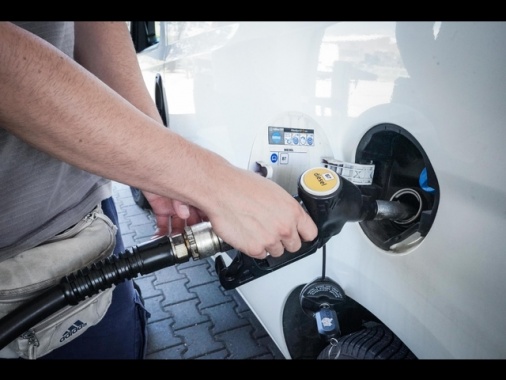 Partite le nuove accise, il gasolio sale di 5 centesimi, cala la benzina