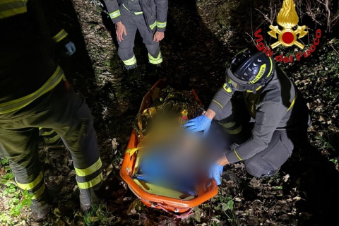 Bloccato di notte nel bosco: 70enne salvato