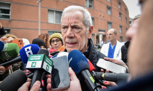 L’assessore Guido Bertolaso fuori dall’ospedale Niguarda di Milano