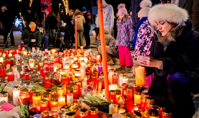 Strage di Crans Montana. «Luminarie spente 24 ore e una messa»