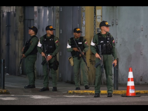 La Colombia schiera l'esercito alla frontiera col Venezuela