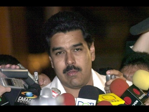 Media, l'aereo militare con Maduro atterrerà oggi a New York