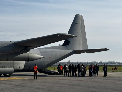 Atterrato a Linate l'aereo di Stato con le vittime di Crans-Montana