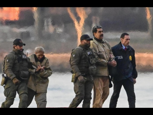 Maduro con i piedi incatenati, 'sono prigioniero di guerra'