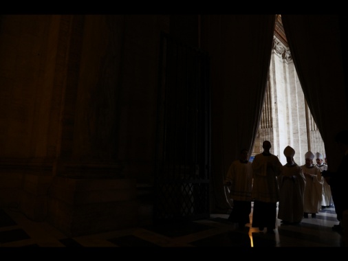 Il Papa chiude la porta santa, termina il Giubileo