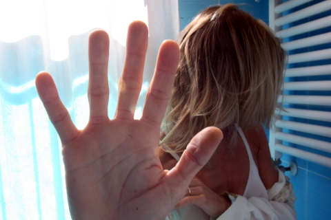 «Presa a schiaffi se guardavo altri ragazzi»