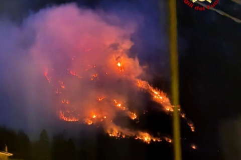 Si perde, accende un fuoco. E divampa l’incendio