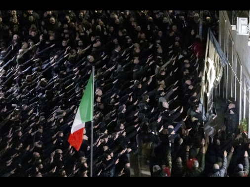 Centinaia ad Acca Larentia fanno il saluto romano