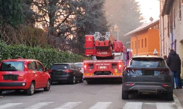 Incendio in casa, fiamme da un camino