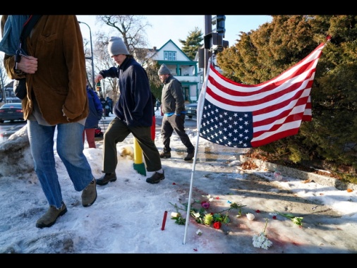 Federali usano lacrimogeni a Minneapolis per disperdere protesta