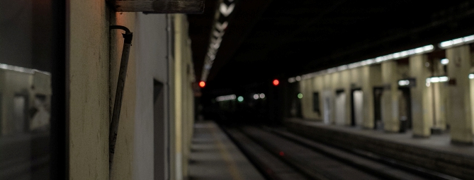 La stazione di notte, la guardia armata, i binari deserti