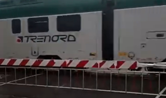 Il passaggio a livello di via Battisti a Parabiago (foto Google Maps)