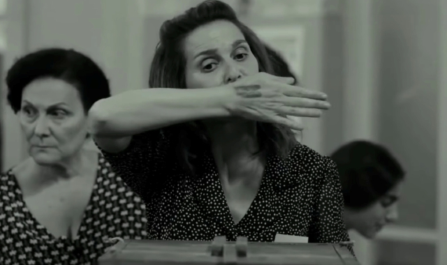 La celebre scena del film di Paola Cortellesi che ha cristallizzato il gesto delle votanti di togliersi il rossetto per non annullare il voto sigillando la scheda