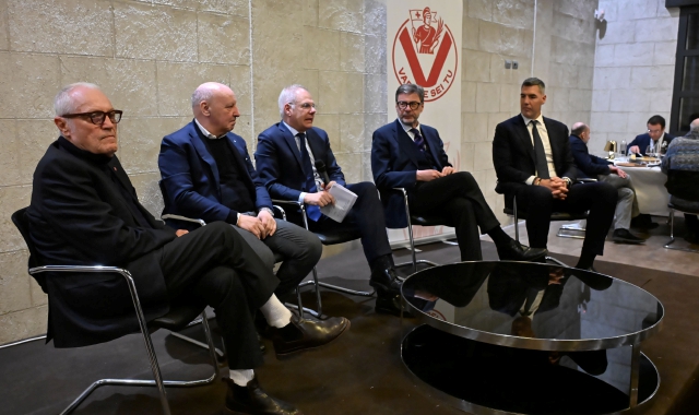 Durante la prima serata di “Varese sei tu”, nella sede dei Monelli della Motta, il dibattito “Fare squadra per vincere insieme” (foto Angelo Puricelli)