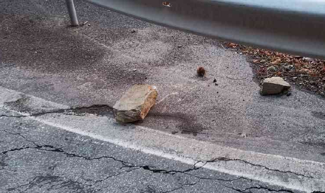 Massi su un’auto. Illesi