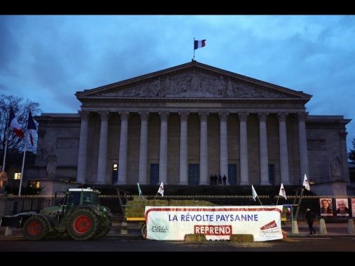 Sindacato Francia, trattori resteranno a Parigi fin quando sarà necessario